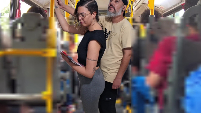 Gabi SweetCouplesStories: 放荡的学生在公交车上被射精