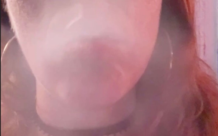 Kelly Kendricks: Boobie Bar Kuřačka