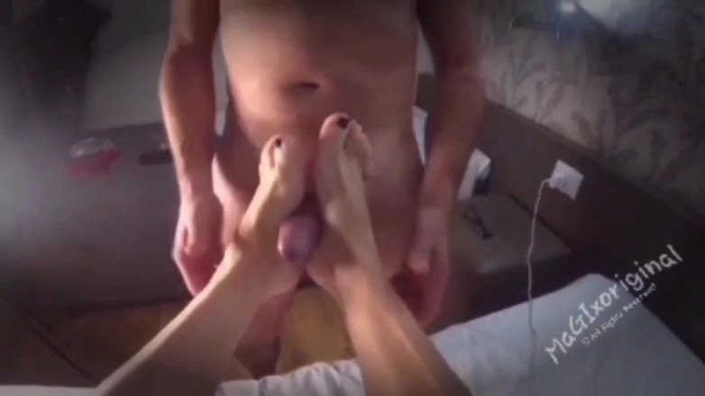 Blondie2307: Sexy Máma S Mokrýma Nohama