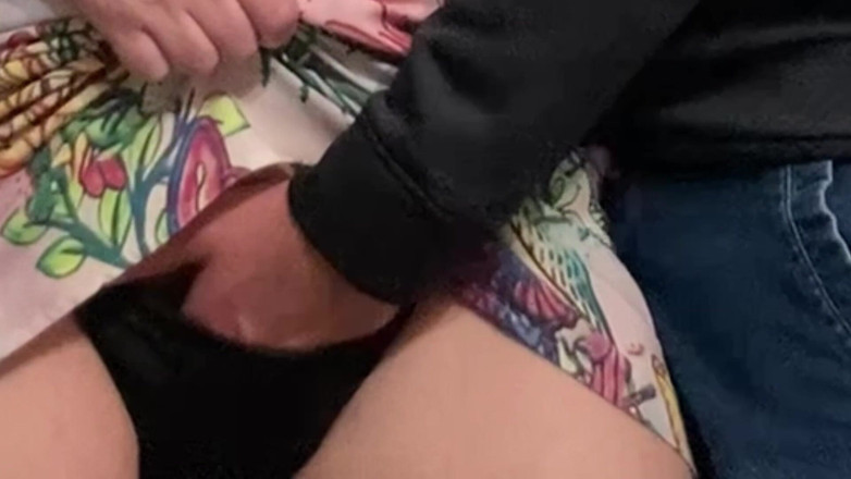 PriyaNaavya: Doamne!! Bătrânul mă masturbează în metrou