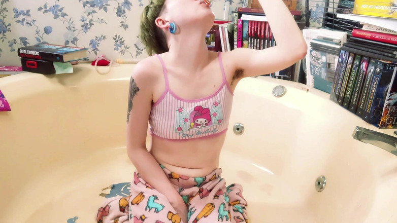 Lori Critter: Lori Critters First Piss Video