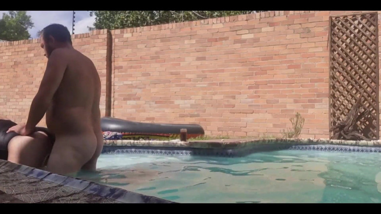 PussyGalore: Schwimmbad-fick