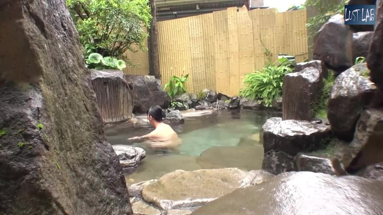 Lust lab: Афродизіак гаряча джерельна вода нагріває тіло, поки стриманість повністю не розвалюється, частина 1