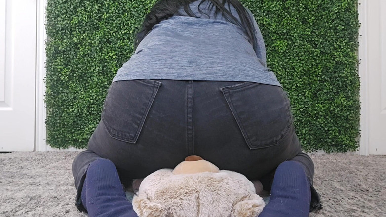 Julia Ryan: Face Farting on My Teddy