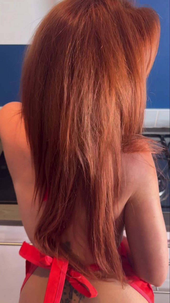 Mr Money Shot & Zoe Grey: Cô vợ người Anh nóng bỏng bị đụ trong khi nấu ăn