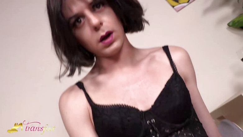 Trans and Cross-Dressers Feet: La transessuale violet ama pisciare