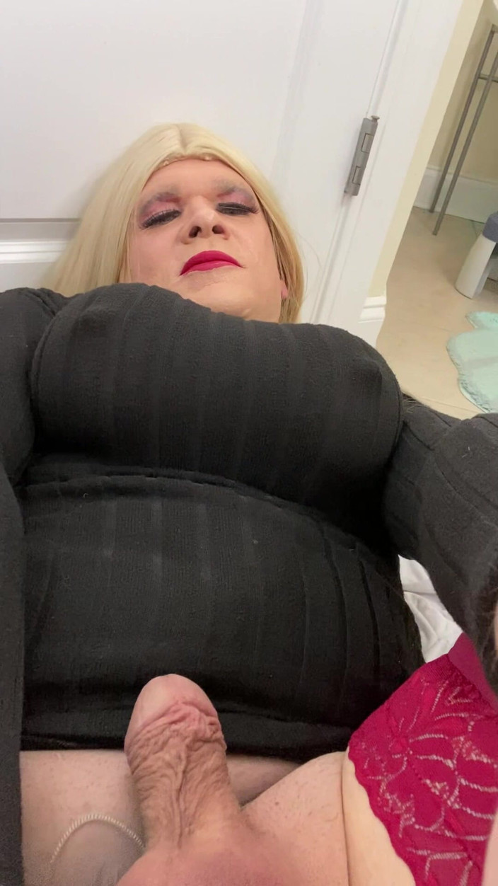 MadisonCD2025: Kadın kılıklı kadın kılıklı sürtük yarak alıyor ve sonra uzanıyor...