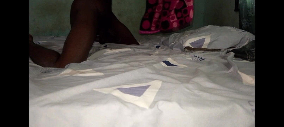 Masturbator emmy: En solo quickie med min säng i det andra rummet