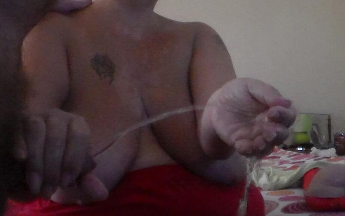 Sex hub couple: John fa pipì tutto sulla mano di Jens