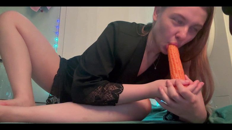 JuiceLussie: Šukala se obrovským cornballem, dokud nestříkala