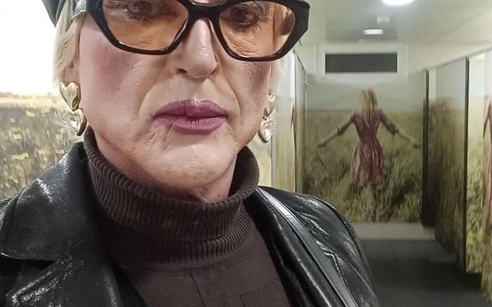 Tatiana Zorrita: Rubia en cuero