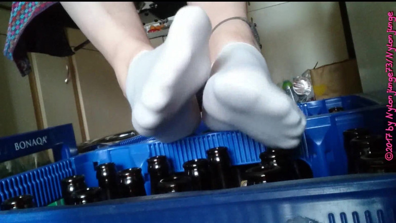 Carmen_Nylonjunge: Vita sneakerstrumpbyxor under bordet