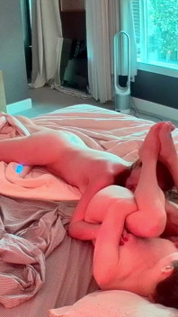 Stiefmutter und stieftochter haben spaß 69 auf dem bett