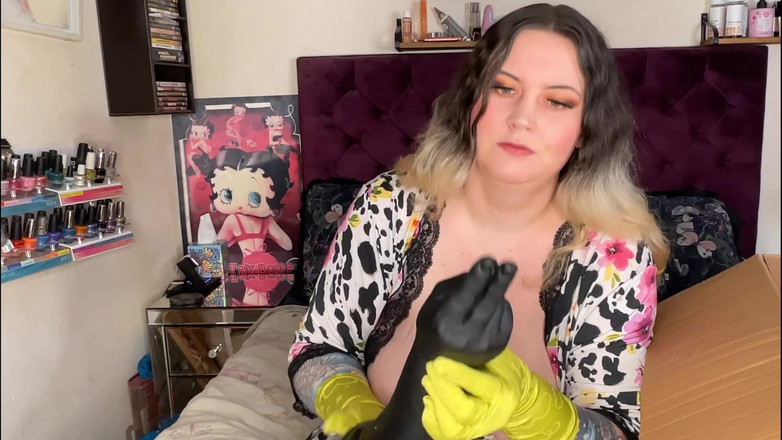 MissFFW: Schmutzige hure entpackt ihre neue spielzeugauswahl