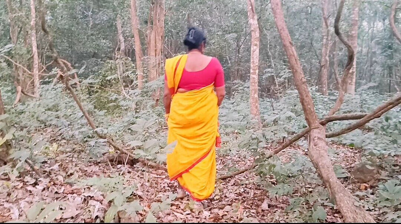 Telugu honey lips: Telugu scopata all'aperto nella giungla. La matrigna e la foresta...