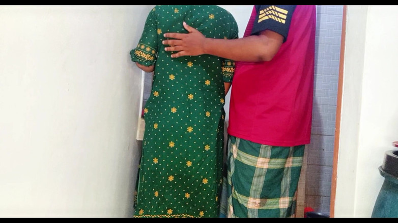 Riya_Moni077: Mi-am futut indianca bhabi în timp ce ea gătea