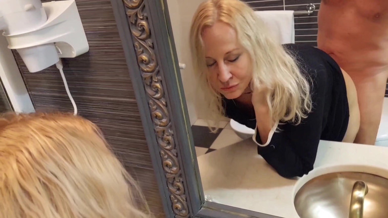 Selena701: 成熟的金发妻子塞莱娜享受性爱