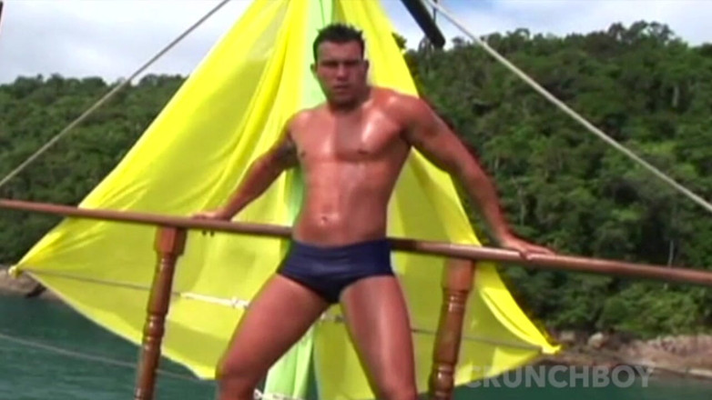 Gaybareback: Латинский твинк трахает Barebac с другом
