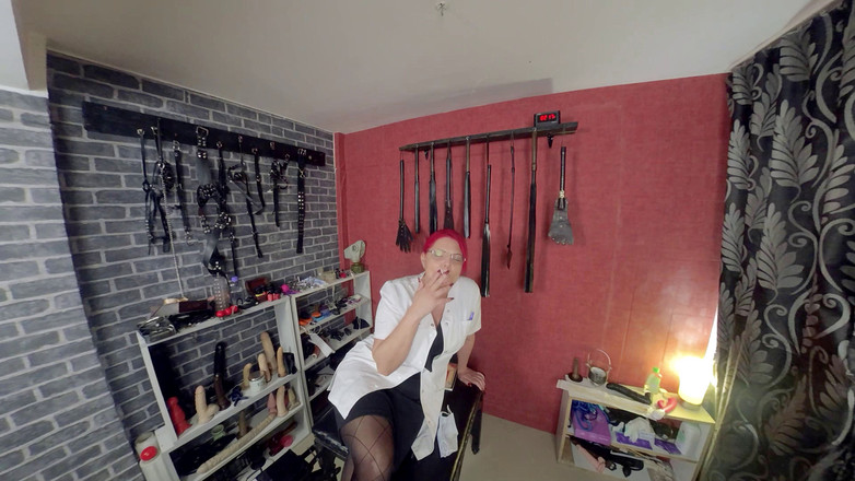 SassyTiff: La déesse Andreea fume, compilation de cendriers humains