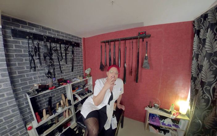 Sassy tiff: Bohyně Andreea kouří lidské popelníky kompilace