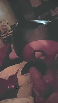 Возбужденная милфа позволяет себе сниматься на видео, изменяя в маске, и получает сквирт