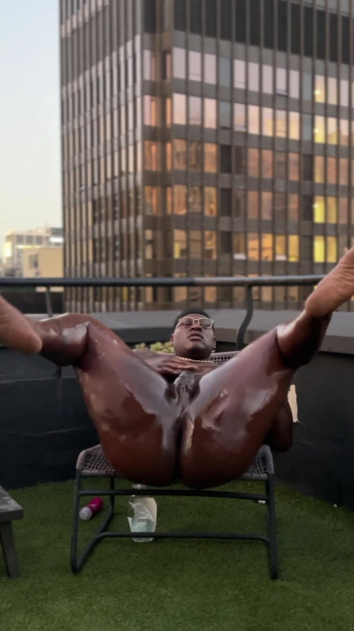 DADDYBLACKXXX: Großer schwarzer schwanz eingeölt, wichsen und draußen twerking