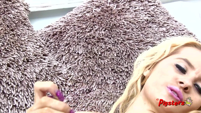 Pigsters: Solo babe Brook Logan pussy toying and reaching orgasm