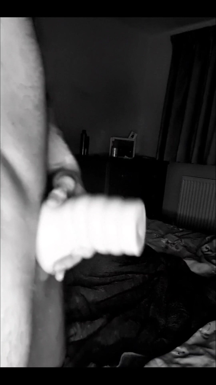 Englishtom20vip: Po prostu będąc niegrzecznym z nową zabawką