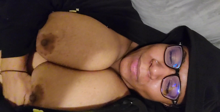 Josie4yourpleasure: Batman-hoodie hält etwas Großes zurück