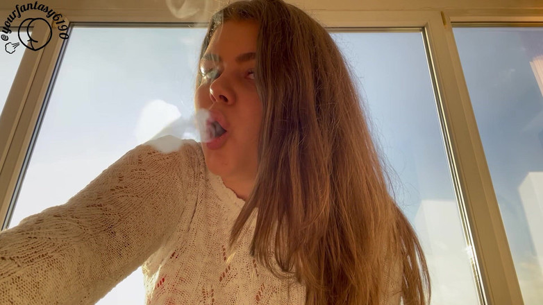 Your fantasy studio: Latina kouření při západu slunce