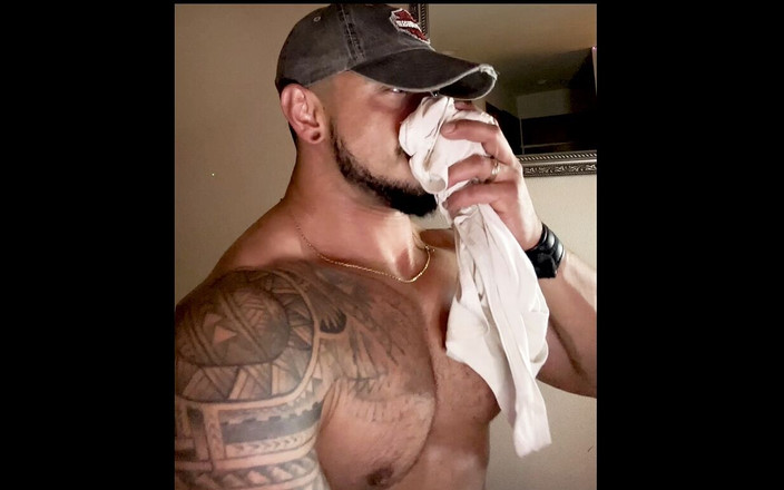 Reds and Muscles: Này bạn thân, cứ xem và thư giãn đi, được chứ?