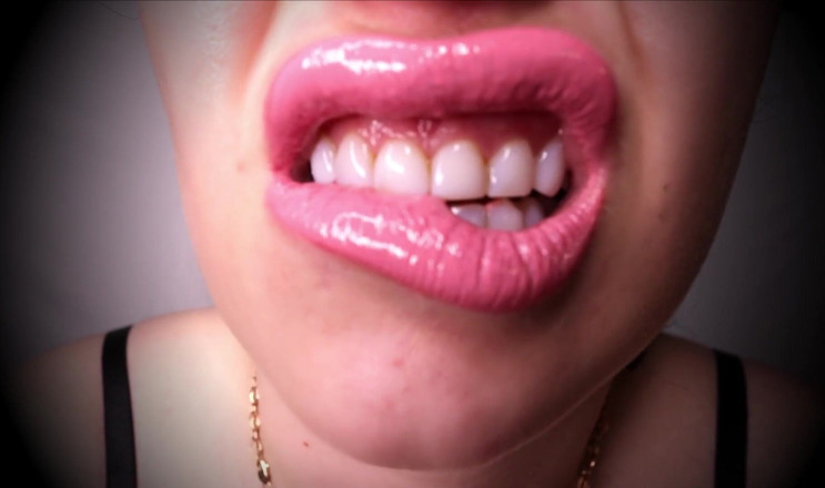 Goddess Misha Goldy: Lippenstift-sklavin. Werde für mich schwächer! Meine mit lippenstift bedeckten lippen...