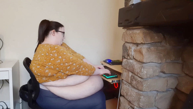 SSBBWLadyBrads: Cea mai grasă fată la serviciu - lupte