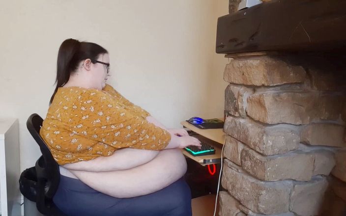 SSBBW Lady Brads: The fattest girl at work - struggles