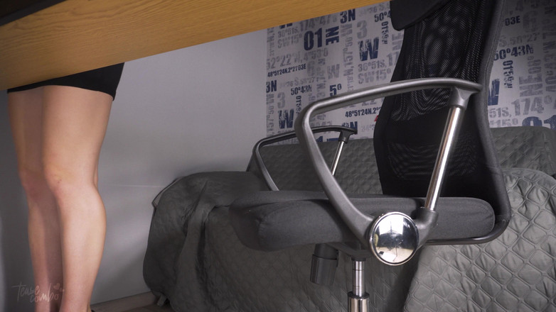 Teasecombo 4K: 책상 아래 카메라 촬영 밀프 비서 레이스 팬티 그녀의 드레스