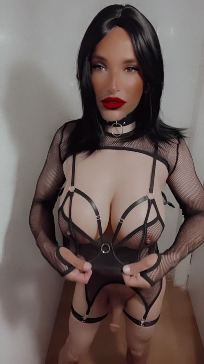 Sissy Slut Brianna: 你会求着做穿那皮鞋的钉鞋。你拿不到那个offer。