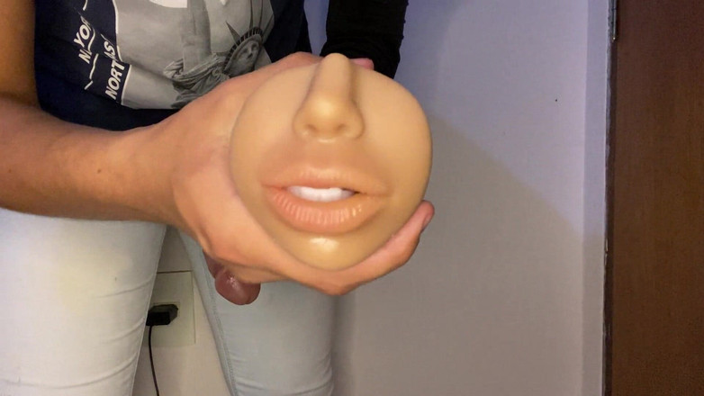 Greedy truck: 为了一次畅通的口交，一个金发女郎在她的深喉口交中被射了一大片精液