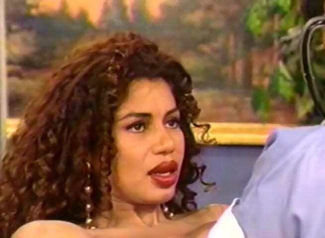 Lesbo Tube: Splendida infermiera ebano sbatte la figa bagnata con uno strapon
