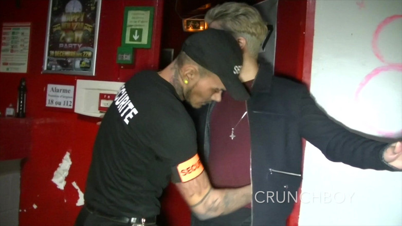 Crunch Boy: 2120 경비원과 라틴계 경비원에게 따먹히다