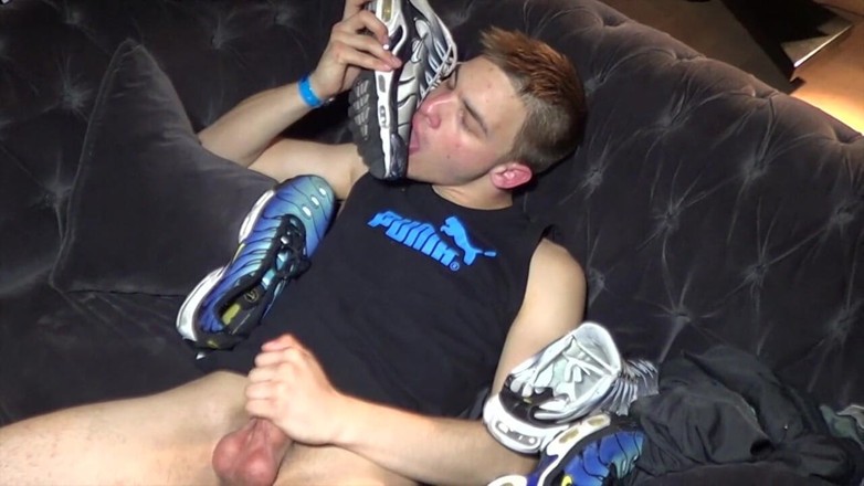TWINKS TWINKS TWINKS: The twxnk Kevin ass fucked by his 2 straights boys