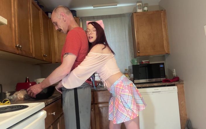EmoDream1998: Seduco il patrigno mentre lui cucina la cena