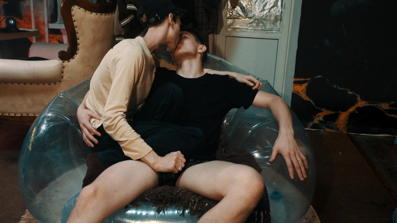 HotDogs studio: 풍선 의자에 투명한 핫한 섹스