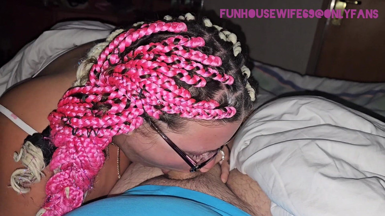 Funhousewife69: Pendant une croisière, il avale complètement pendant qu’il se rend...