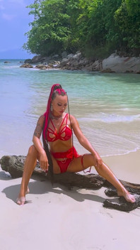 Caliente Monika Fox En Lencería Roja Transparente En La Playa