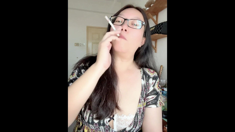 Smoking Asian: Darkside asiatica fumante: filtro sigaretta sporca progressione + spogliarello