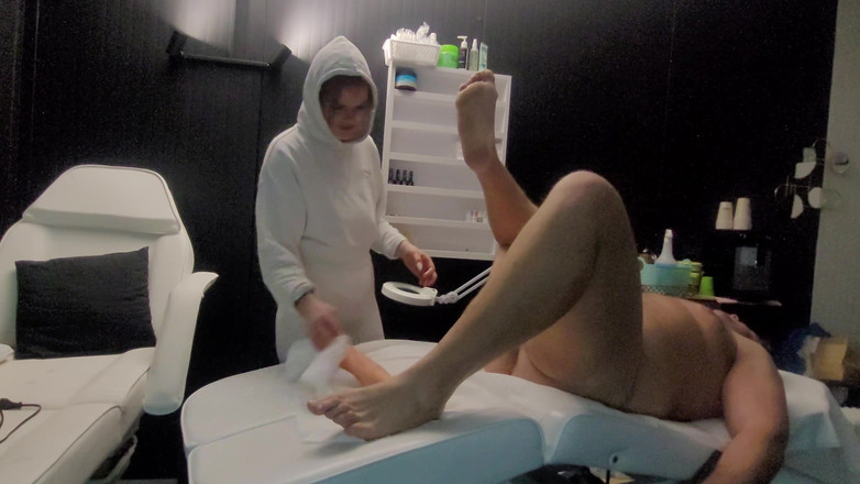 LuTosT: Tukang pijat ini ngentot pantat pelanggannya pakai dildo ukuran XL...