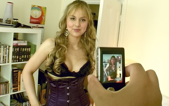 One Man Banned: Fotos einer blondine in strümpfen zu hause machen