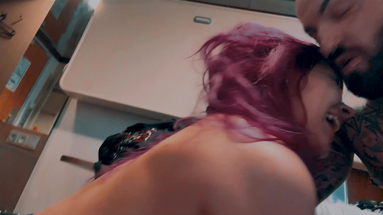 DarlingxBlaze: Feribotta pirsingli yarağımda bana dağınık bir sakso çekiyor. Ağzına boşalıyorum ve öpüyorum,...