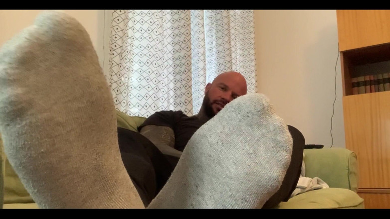 Jasons feet: 你的继父在健身房后欺骗你嗅他臭的袜子和脚