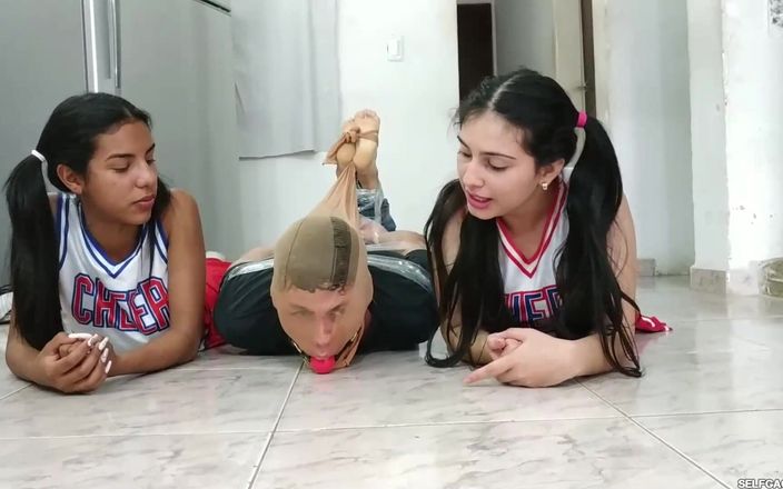 Selfgags femdom bondage: Calciatore collant e ingraziato sul pavimento da due cheerleader!